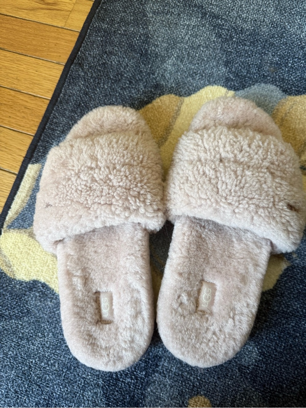 Cozy Shearling Slide Slippers in Light Beige